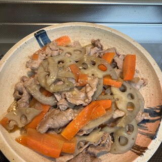 ごま油香る♪豚肉と蓮根と人参の麺つゆ炒め^_^